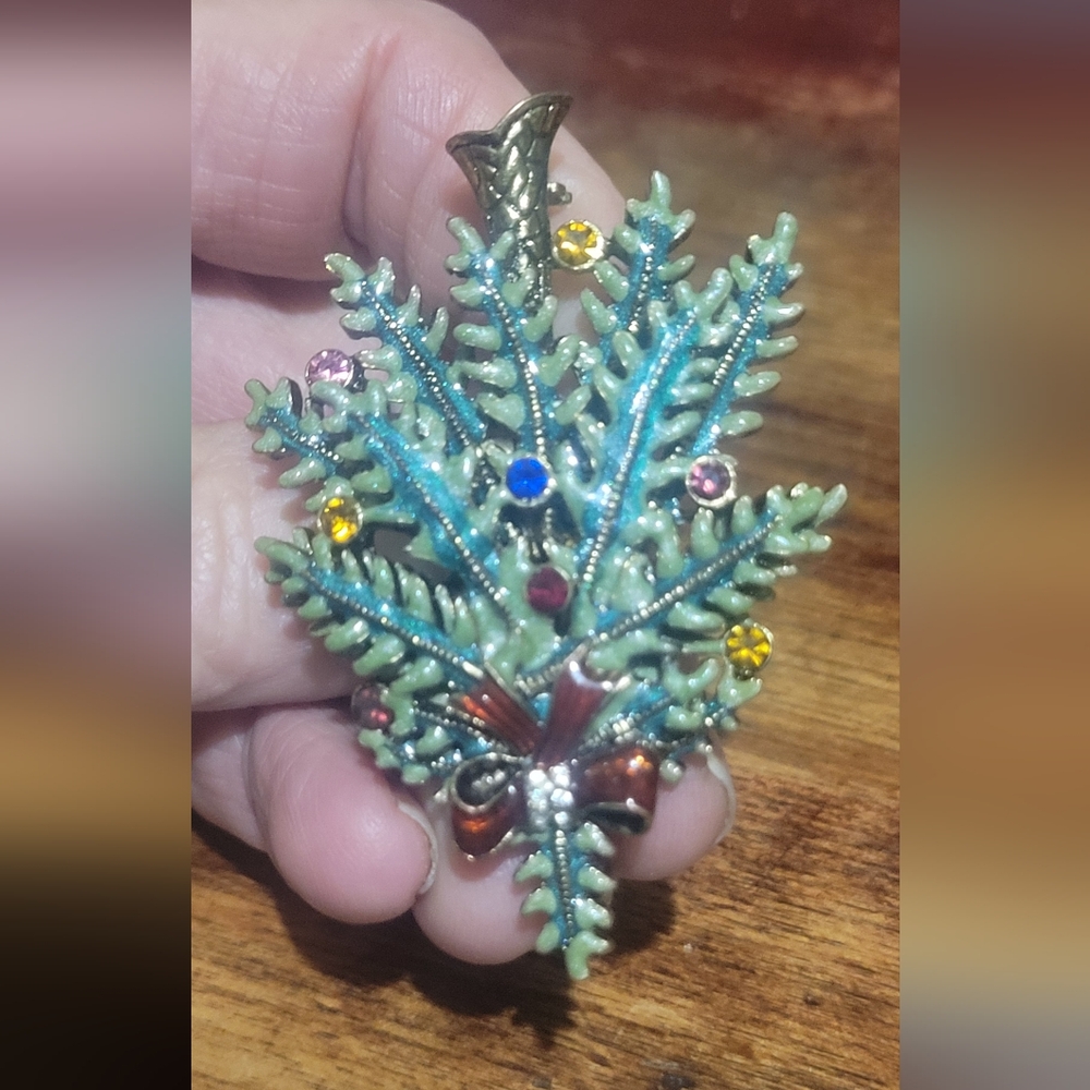2004 AVON Christmas Brooch with Multicolor Accents
